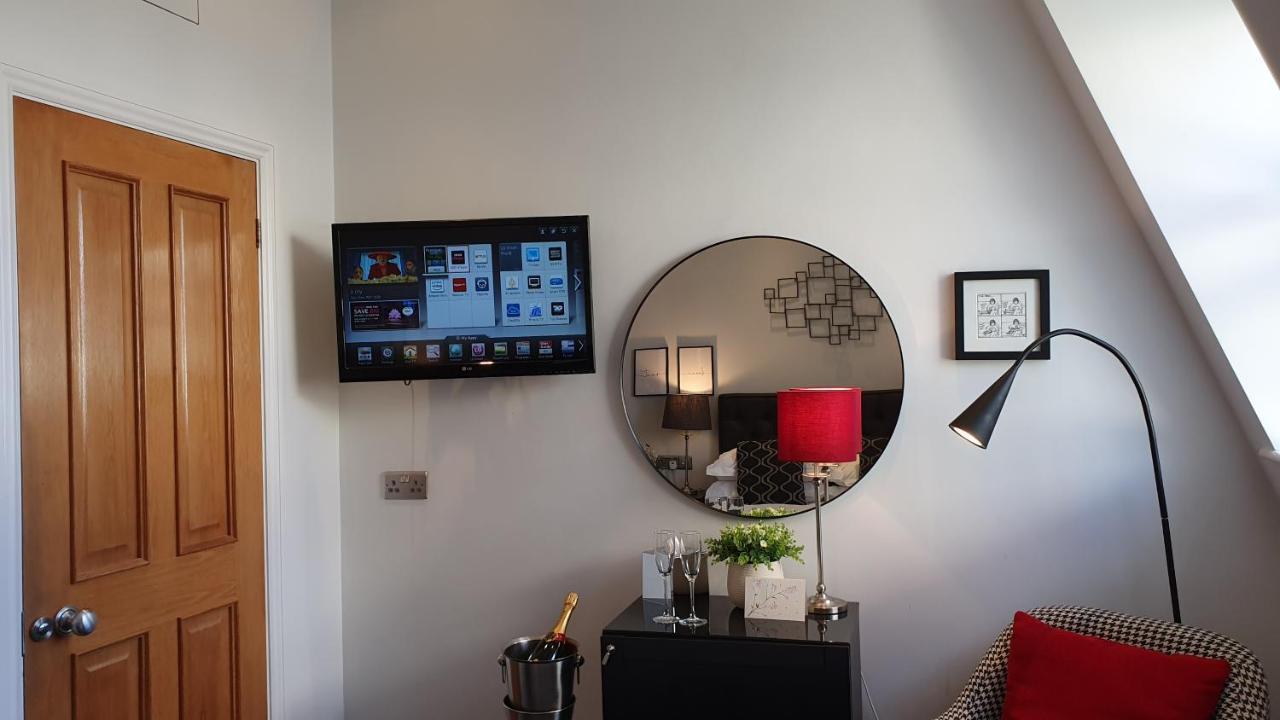 ברייטון A Room With A View מראה חיצוני תמונה A television mounted on a wall