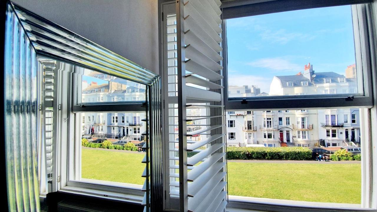 ברייטון A Room With A View מראה חיצוני תמונה A window with louvres