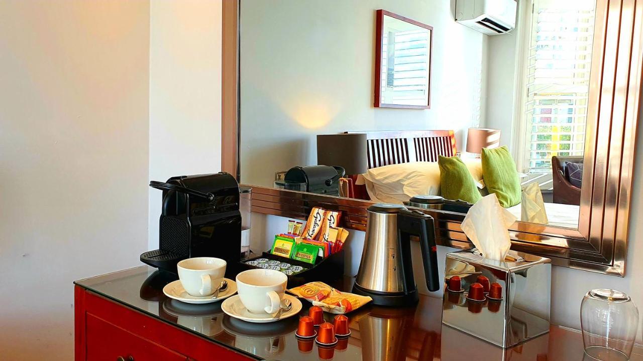 ברייטון A Room With A View מראה חיצוני תמונה A Nespresso machine in a hotel room