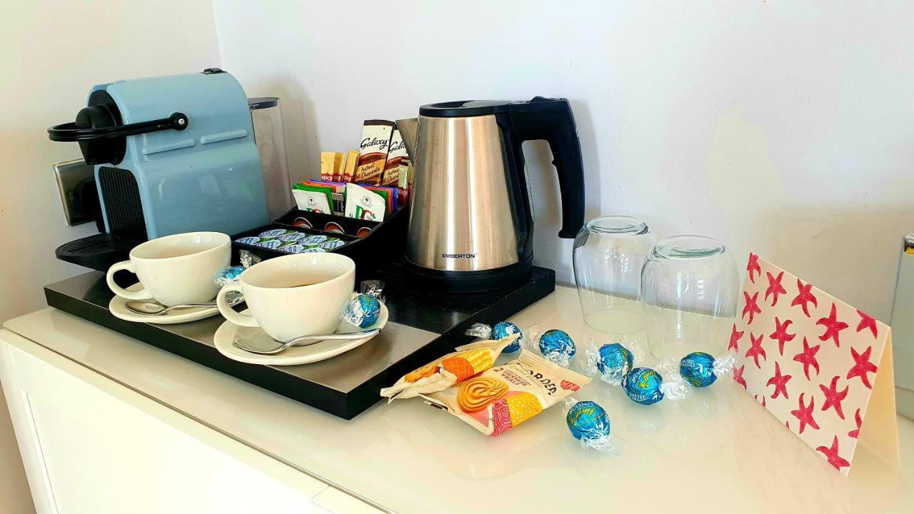 ברייטון A Room With A View מראה חיצוני תמונה A kettle in a hotel room