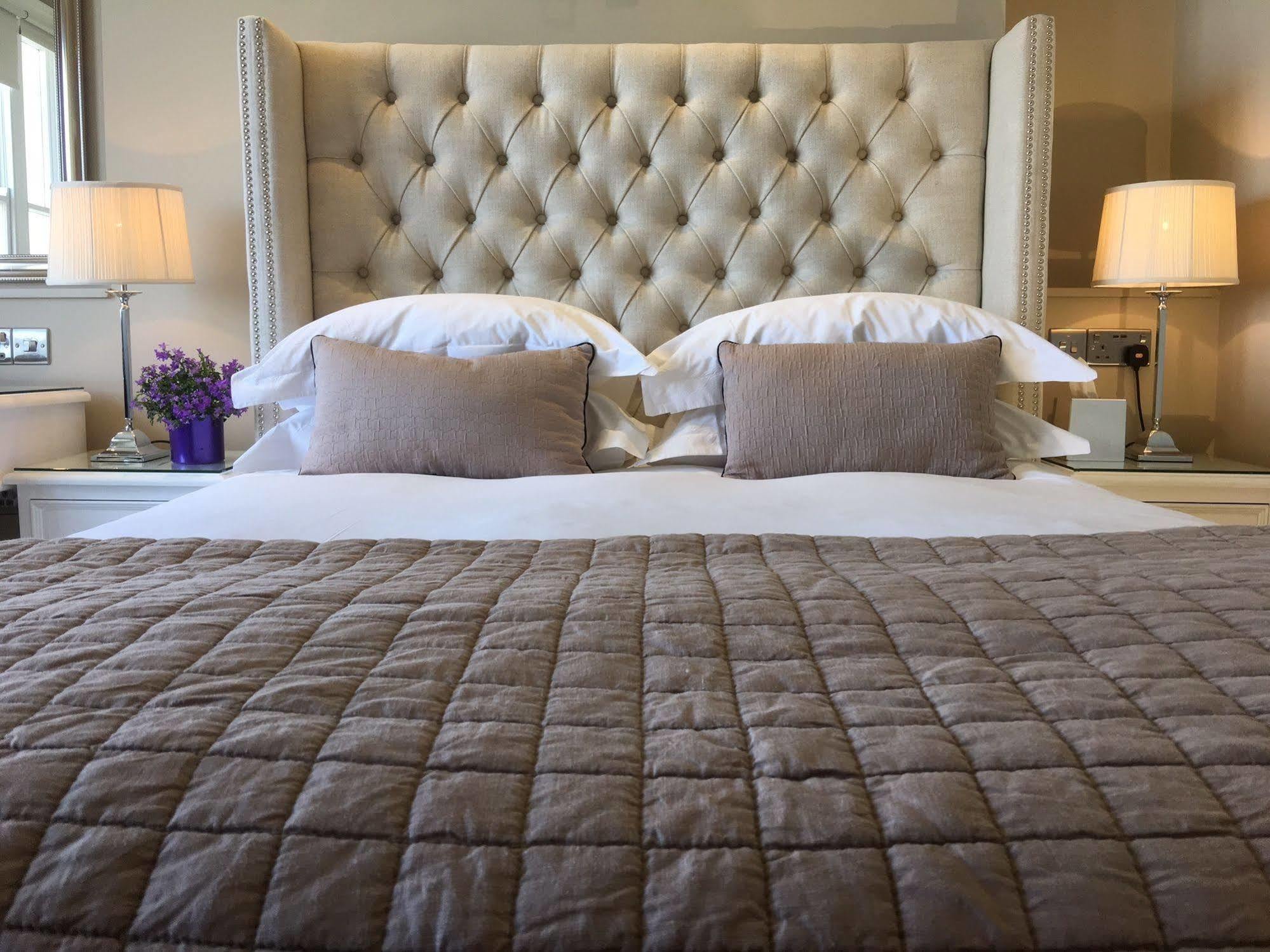 ברייטון A Room With A View מראה חיצוני תמונה A bed with a tufted headboard